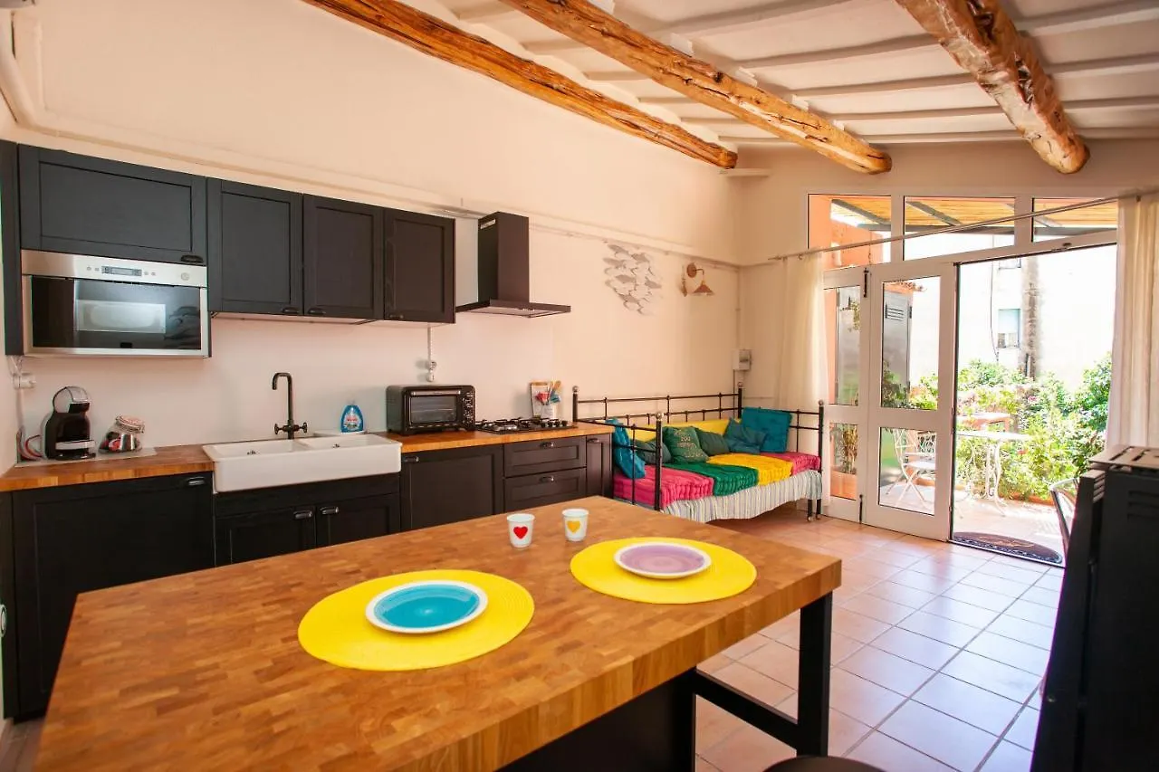 アパート オルビアGenius Loci Cozy House With Garden In The Old Townアパートメント