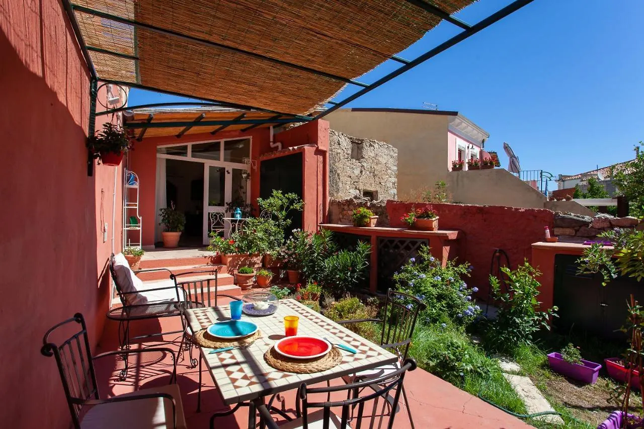 Apartamento Genius Loci Cozy House With Garden In The Old Town Olbia Italia